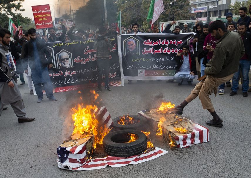Unas personas queman banderas estadounidenses durante una protesta por el ataque de Estados Unidos que provoc&oacute; la muerte del general iran&iacute; Qassem Soleimani, en Islamabad, Pakist&aacute;n, el viernes 3 de enero de 2020.