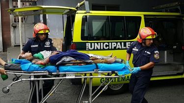 Momento en el que los rescatistas trasladaban a una de las víctimas del incendio en el Hogar Seguro Virgen de la Asunción, ubicado en San José Pinula, a una instalación hospitalaria.