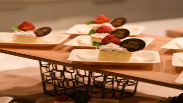 Flan casero con frutos rojos y crema batida de vainilla.