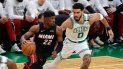 Jimmy Butler del Heat de Miami avanza superando a Jayson Tatum de los Celtics de Boston en el juego 3 de las Finales de la Conferencia Este el sábado 21 de mayo del 2022. 