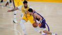 Anthony Davis (3), de los Lakers de Los Ángeles, defiende ante su rival de los Suns de Phoenix Devin Booker (1) durante el primer cuarto del Juego 6 de la primera ronda de los playoffs de la NBA Anthony Davis (3), de los Lakers de Los Ángeles, defiende ante su rival de los Suns de Phoenix Devin Booker (1) durante el primer cuarto del Juego 6 de la primera ronda de los playoffs de la NBA