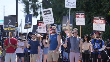 Actores y guionistas protestan fuera de los estudios Disney el 18 de julio de 2023, en Burbank, Calif. Numerosos peluqueros y maquillistas se han quedado sin trabajo por las huelgas en Hollywood. 