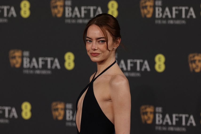 La actriz estadounidense Emma Stone posa en la alfombra roja a su llegada a los premios BAFTA de la Academia Británica de Cine en el Royal Festival Hall, Southbank Centre, en Londres, el 22 de febrero de 2026.