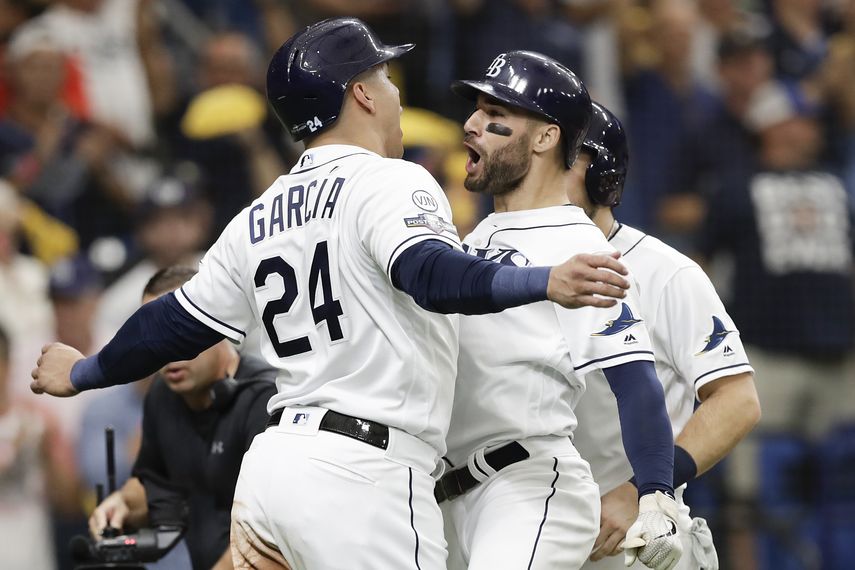 Kevin Kiermaier festeja con el venezolano Avisa&iacute;l Garc&iacute;a, su compa&ntilde;ero en los Rays de Tampa Bay, luego de conectar un jonr&oacute;n de tres carreras ante los Astros de Houston en el tercer juego de la Serie Divisional de la Liga Americana &ordm;