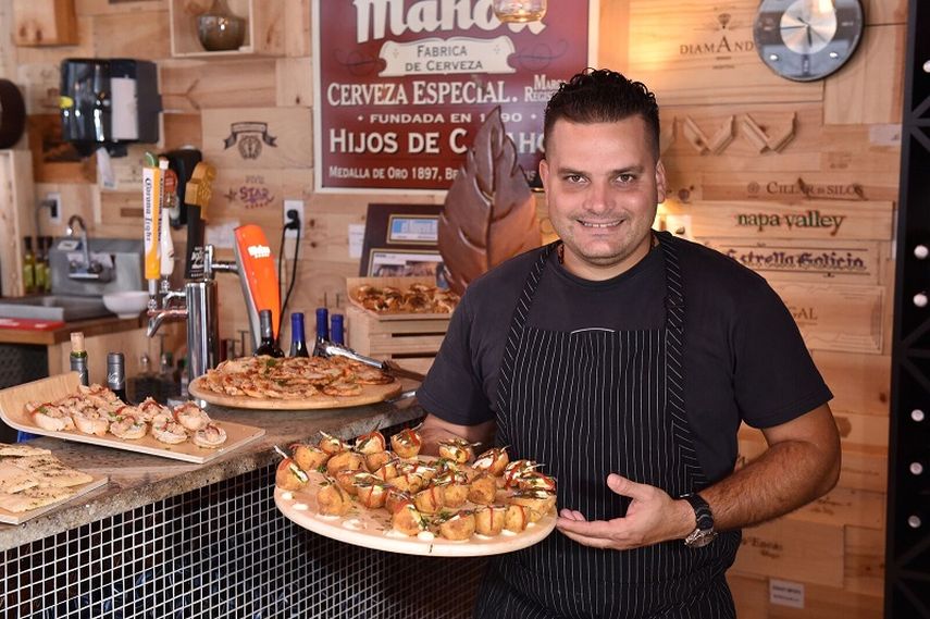 Medina (foto), al lado de su primo Yandy Rodríguez, abrió en septiembre del año pasado el Real Café. (ÁLVARO MATA)