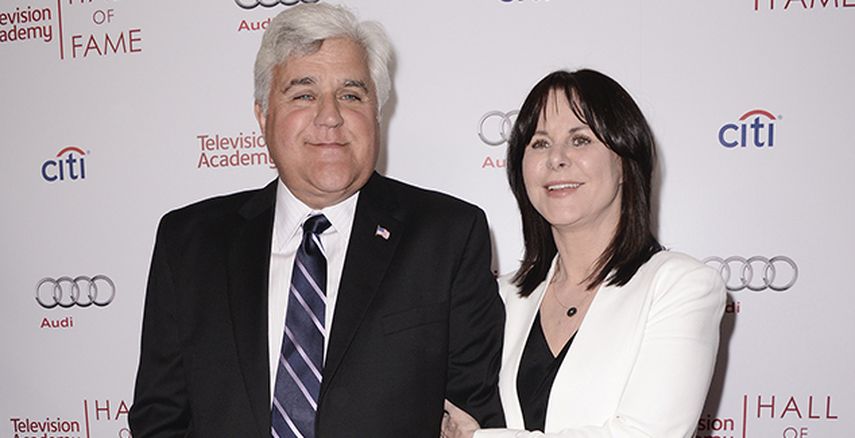 Jay Leno y su esposa, Mavis Leno, llegan a la ceremonia de inducción al Salón de la Fama de la Academia de la Televisión, el martes 11 de marzo de 2014, en Beverly Hills, California.&nbsp;