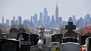 La isla de Manhattan vista desde un cementerio en Brooklyn.