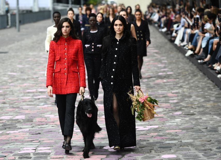 Chanel presenta colección en un paseo al borde del Sena