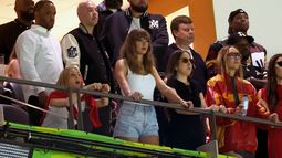 De izquierda a derecha: Ashley Avignone, Taylor Swift, Alana Haim y Este Haim asisten al Super Bowl LIX en el Caesars Superdome el 9 de febrero de 2025 en Nueva Orleans, Luisiana.