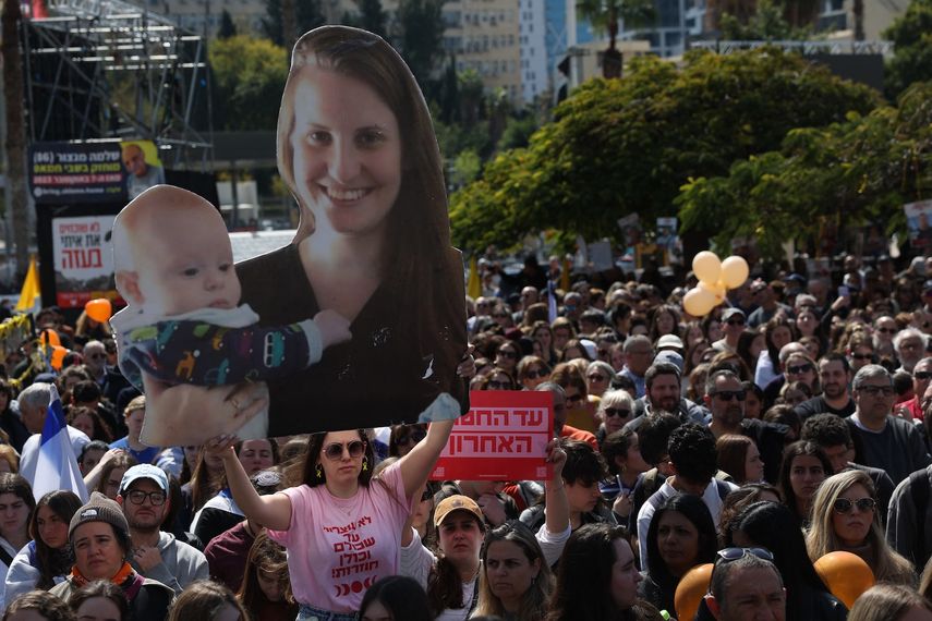 Los dolientes se reúnen para presentar sus respetos junto a un monumento improvisado en honor de los Bibas en la Plaza de los Rehenes en Tel Aviv el 26 de febrero de 2025, el día de su procesión fúnebre.&nbsp;