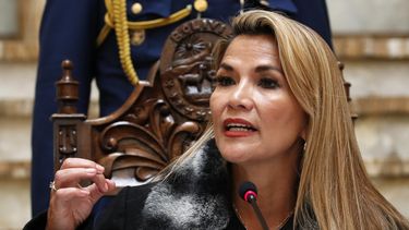 Fotografía del 15 de noviembre de 2019 de la presidenta interina de Bolivia, Jeanine Áñez, durante una conferencia de prensa en La Paz. 