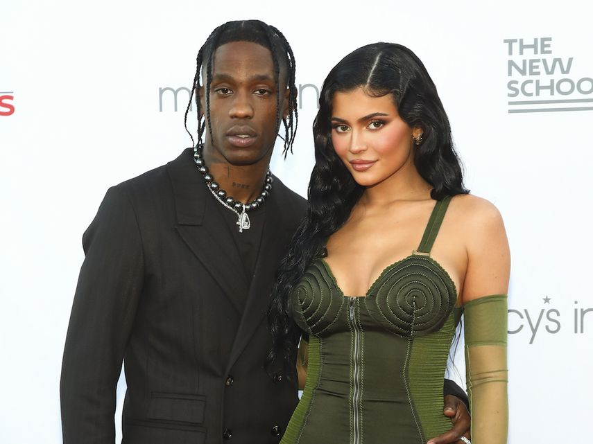 El rapero Travis Scott y Kylie Jenner asisten a un evento benéfico de The New School en The Rooftop en Pier 17, en Nueva York, el 15 de junio de 2021.