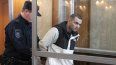 El sargento estadounidense Gordon Black es escoltado a una celda transparente en una sala judicial en Vladivostok, Rusia, el jueves 6 de junio de 2024. Una corte en la remota localidad oriental rusa de Vladivostok comenzó el jueves el juicio a un soldado estadounidense detenido en la ciudad este año y acusado de robo.