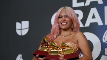 La cantante colombiana Karol G posa con sus premios Álbum del Año y Mejor Álbum de Música Urbana durante la 24ª ceremonia anual de los Premios Grammy Latinos en el Centro de Conferencias y Exposiciones (FIBES) de Sevilla el 16 de noviembre de 2023.