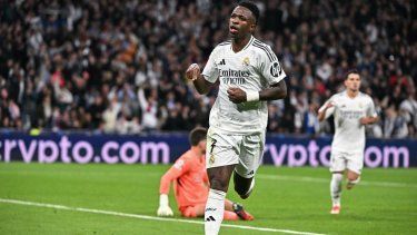 El brasileño Vinicius, del Real Madrid, celebra tras anotar el quinto gol de su equipo en un partido contra el Salzburgo, el 22 de enero de 2025.