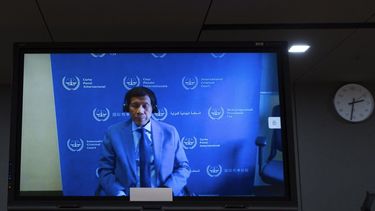 El expresidente filipino Rodrigo Duterte aparece en una pantalla en la sala del tribunal durante su primera comparecencia ante la Corte Penal Internacional (CPI) acusado de crímenes de lesa humanidad por su letal ofensiva contra el narcotráfico, en La Haya el 14 de marzo de 2025. 