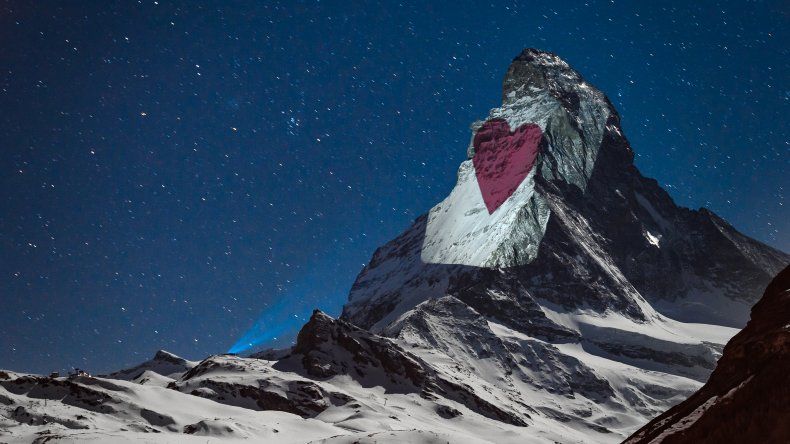 Iluminan En Suiza Montana Emblematica Frente A Pandemia