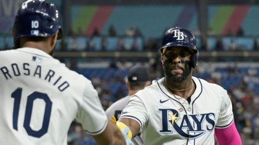 El dominicano de los Rays de Tampa Bay, Amed Rosario, felicita a su compañero Yandy Díaz después de que anotó ante el abridor de los Yanquis de Nueva York, el martes 9 de julio del 2024.