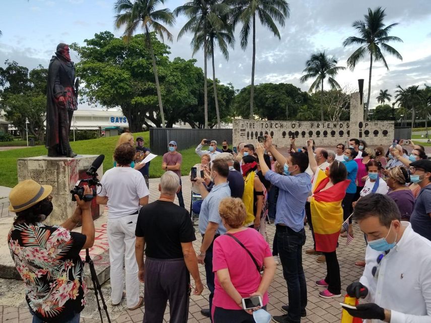 Vista parcial de los participantes en la protesta contra el comunismo y los actos de vandalismo hacia estatuas de exploradores espa&ntilde;oles en Miami,&nbsp;el s&aacute;bado 13 de junio de 2020.&nbsp;