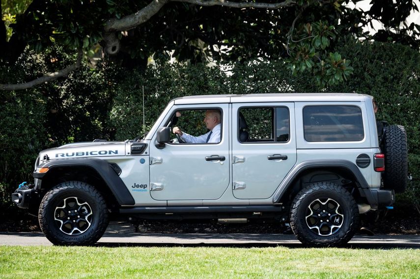 El presidente Joe Biden conduce un Jeep Wrangler Rubicon 4xe, en agosto de 2021
