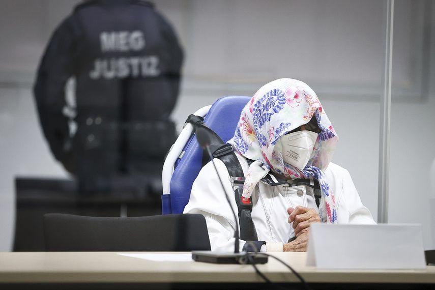 La acusada Irmgard F. , de 96 años, aparece sentada en una silla de ambulancia detrás de una ventana de plexiglás en el tribunal de Itzehoe, Alemania, martes 19 de octubre de 2021. Está acusada de complicidad en más de 11.000 homicidios como parte del aparato que mantuvo en funcionamiento el campo de concentración nazi de Stutthof hace más de 75 años.&nbsp;