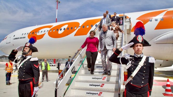 El designado sucesor de la dictadura cubana baja del avión propiedad de Venezuela, en Roma.