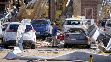 Un hombre mira a un auto dañado después de que un tornado pasara el día anterior el domingo 26 de mayo de 2024 en Valley View, Texas.