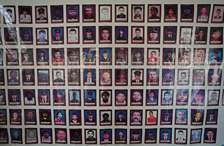 Fotos de personas desaparecidas durante el conflicto interno de Colombia cuelgan en la entrada de la Biblioteca Pública Virgilio Barco, sede de audiencias ante la Jurisdicción Especial para la Paz sobre secuestros por parte de las Fuerzas Armadas de Colombia (FARC), en Bogotá, Colombia, el 22 de junio de 2022.