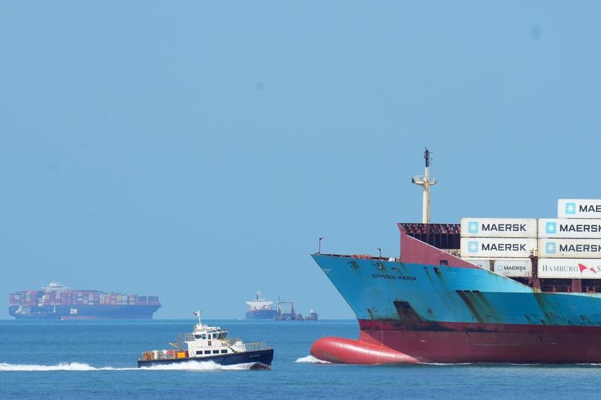 ARCHIVO - Un buque de mercancía navega hacia el océano Pacífico después de atravesar el Canal de Panamá, visto desde Ciudad de Panamá, el 3 de agosto de 2023.