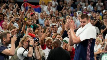 El serbio Nikola Jokic (15) aplaude tras la victoria ante Alemania en el partido por la medalla de bronce del baloncesto de los Juegos Olímpicos de París, el sábado 10 de agosto de 2024.&nbsp;