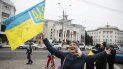 Ucranianos reunidos en el centro para celebrar que tropas ucranianas han recuperado su ciudad, Jersón, en Ucrania, el sábado 12 de noviembre de 2022. 