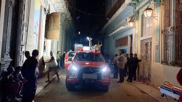 Los bomberos y los vecinos en el lugar de la tragedia.