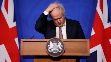 El primer ministro británico, Boris Johnson, se toca el cabello durante una conferencia de prensa el sábado 27 de noviembre de 2021, en Londres. Reino Unido.&nbsp;