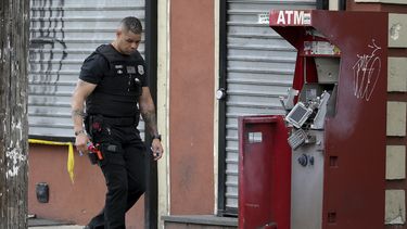 Un miembro del escuadr&oacute;n antibombas de Filadelfia revisa el sitio donde un cajero autom&aacute;tico explot&oacute;, el martes 2 de junio de 2020.