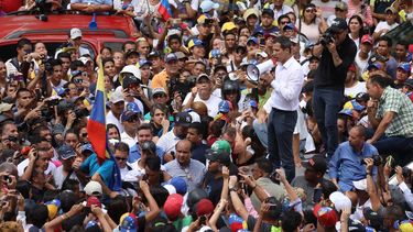 El presidente encargado Juan Guaidó se subió al techo de un vehículo para hablar en la concentración.&nbsp;