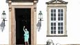 La reina Margarita de Dinamarca saluda desde la entrada del Castillo de Fredensborg, en Fredensborg, Dinamarca.