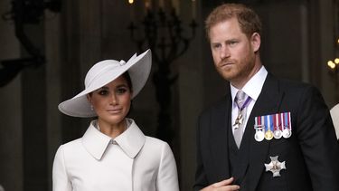 El príncipe Harry y Meghan Markle salen después de la misa de acción de gracias por el reinado de Isabel II en la Catedral de San Pablo en Londres el 3 de junio de 2022, durante el Jubileo de Platino de la reina.