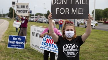 Manifestantes contra la pena de muerte reunidos en Terre Haute, Indiana, el mi&eacute;rcoles 15 de julio de 2020.