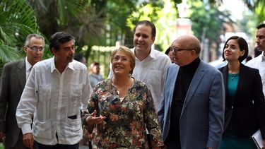 La presidenta de Chile, Michelle&nbsp;Bachelet llega a la Unión Nacional de Escritores y Artistas de Cuba (UNEAC) acompañada de su presidente, el escritor cubano Miguel Barnet