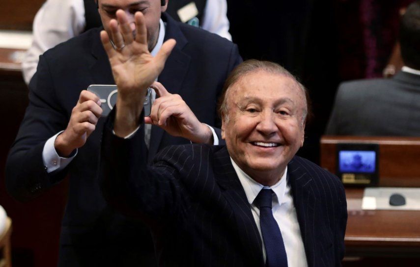 El senador Rodolfo Hernández, excandidato presidencial, saluda a los periodistas durante la inauguración de la sesión del Congreso en Bogotá, Colombia, el 20 de julio de 2022.