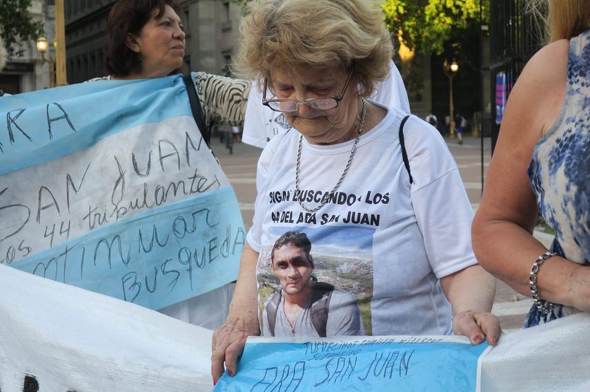 Familiares de los tripulantes del submarino argentino ARA San Juan, desaparecido en aguas del océano Atlántico, piden que no se olvide a sus 44 tripulantes.