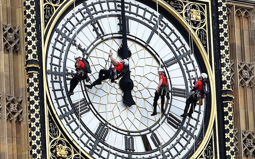 Fotografía de archivo del 18 de agosto del 2014 que muestra a varias personas mientras descienden por la esfera del&nbsp;Big Ben, la gran campana del reloj de la Torre de Isabel, en el lado noroeste del Palacio de Westminster.