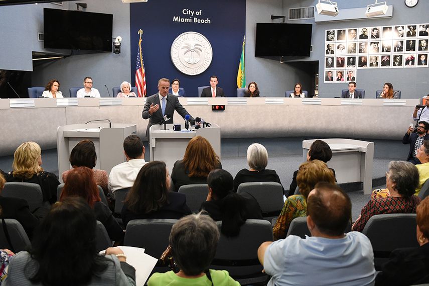 El comisionado Ricky Arriola defiende la propuesta de establecer un consulado cubano en Miami Beach. (ÁLVARO MATA)