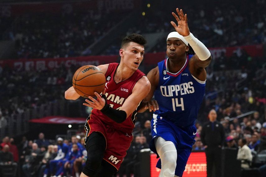 Tyler Herro (izquierda), del Heat de Miami, conduce la pelota frente a Terance Mann en la primera mitad del juego de la NBA que enfrentó a su equipo con los Clippers de Los Ángeles, el 2 de enero de 2023, en Los Ángeles.&nbsp;