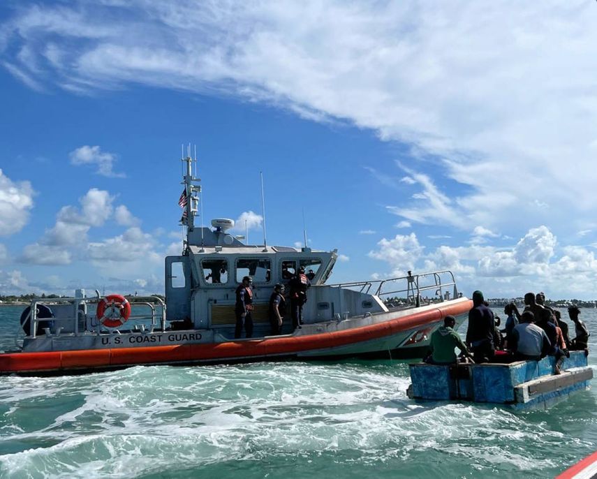 La Guardia Costera en labores de rescate de balseros cubanos en las costas de Florida.