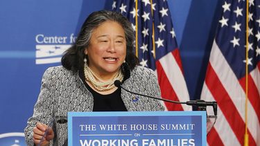 En esta fotografía del 23 de junio de 2014 Tina Tchen, jefa de personal de la entonces primera dama Michelle Obama, durante una conferencia en la Casa Blanca sobre familias trabajadoras en Washington.&nbsp; 