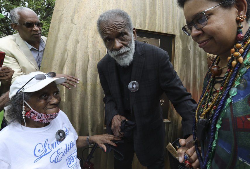 El escultor Richard Hunt (centro) llega a la obra que fue hecha en honor de la periodista y activista Ida B. Wells-Barnett, en Chicago, el 30 de junio de 2021.