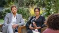 Esta imagen sin fecha publicada el 7 de marzo de 2021, cortesía de Harpo Productions, muestra al príncipe Harry de Gran Bretaña (izquierda) y su esposa Meghan (C), duquesa de Sussex, en una conversación con la presentadora de televisión estadounidense Oprah Winfrey.&nbsp; &nbsp;