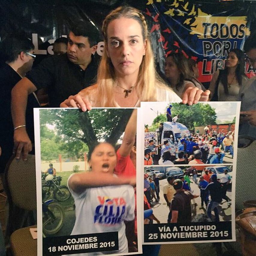 Lilian Tintori muestra fotografìas de los sujetos chavistas que se encontraban ayer cuando murió Díaz (CORTESIA)