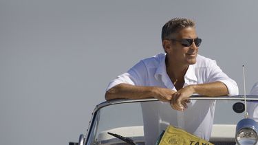 George Clooney llega a Venecia, Italia, en un bote taxi para el 65º Festival de Cine de Venecia, el martes 26 de agosto de 2008.